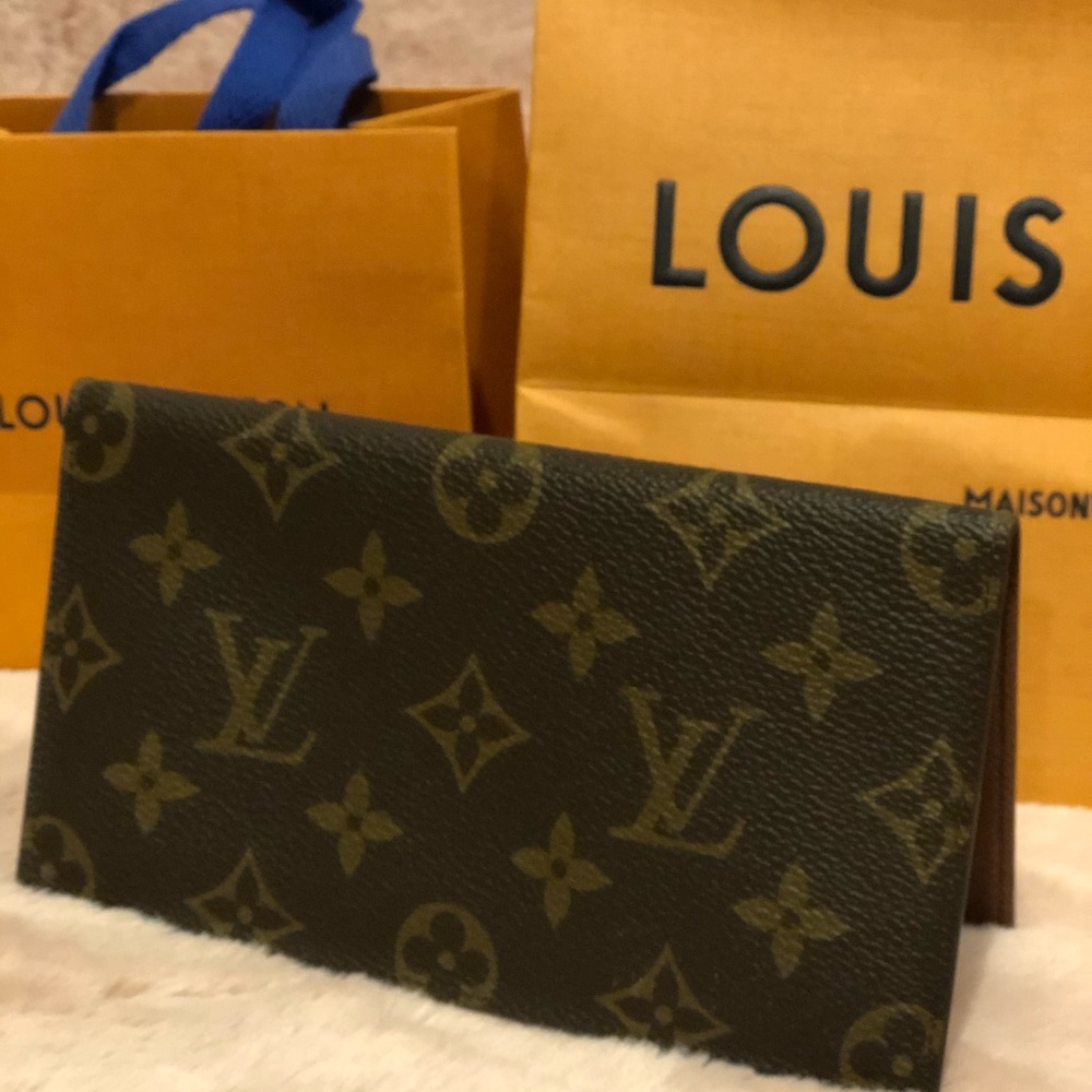BRAND NEW~AUTHENTIC~LOUIS VUITTON~CHECK BOOK